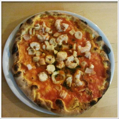 pizza Del Golfo : Pomodoro, gamberetti, calamari, polipo, aglio, olio, prezzemolo 