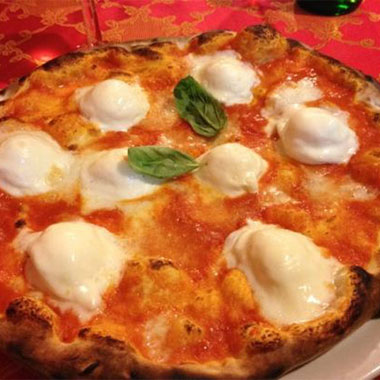 pizza Pois : pomodoro. bocconcini di bufala spezzati al momento, basilico