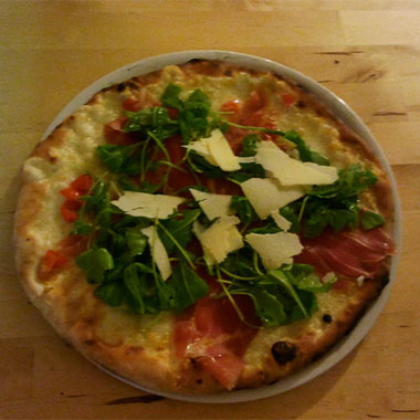 pizza Saracino : mozzarella di bufala, crudo di parma, pomodorini rucola, scaglie 
